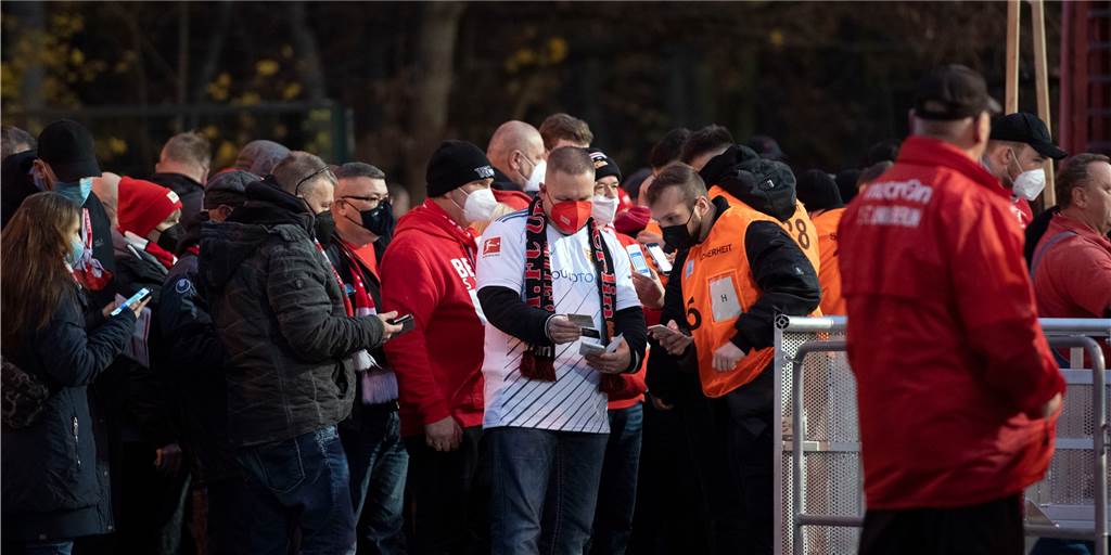 Punkteverlust möglich: FLVW und Kreis raten Vereinen von 2G für Spieler ab Dass Zuschauer bei Fußballspielen einen Impfnachweis zeigen müssen, ist mittlerweile der Normalfall. Einige Vereine wollen aber auch einen von Spielern sehen. Davon raten Funktionäre ab.