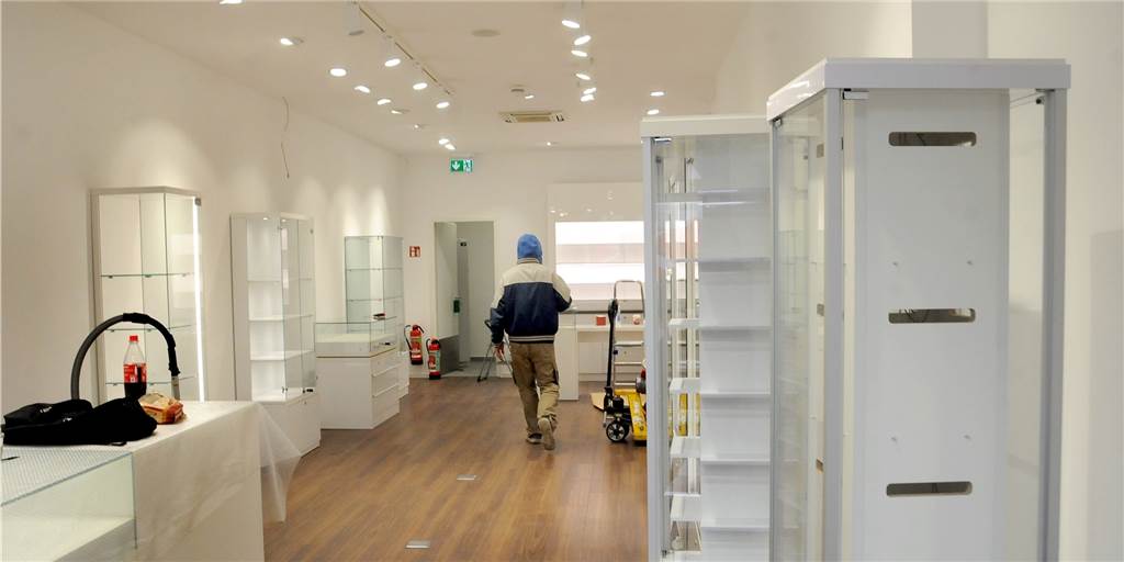 Bekanntes Geschäft kommt zurück: Lücke in Hüsingstraße schließt sich So sieht es hinter den verklebten Scheiben aus: Noch haben die Handwerker das Sagen in dem Ladenlokal an der Hüsingstraße 10 bis 12.
