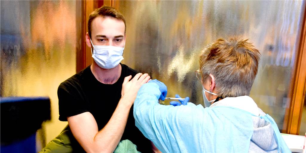 Impfstelle in Ahaus hat in fünf Tagen über 2000 Menschen geimpft Lars Isferding (30) hat sich am Mittwoch seine Booster-Impfung in der Impfstelle abgeholt. "Hier war einfach die erste Möglichkeit für mich", sagt er. Auch er lobte die gute Organisation.