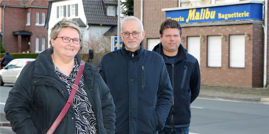 Raum für Neues: Offensive gegen Leerstand setzt Anreize für Gründer mit Ideen Rita Penno, Bürgermeister Werner Stödtke und Philipp Ellers (Somit) hoffen, dass das Landesprogramm gegen den Leerstand auch in Südlohn und Oeding Unternehmer und Gründer ermutigt, ihre Konzepte umzusetzen. Einbezogen in das Programm ist unter anderem das Ladenlokal an der Winterswyker Straße in Oeding (ehemals Malibu).