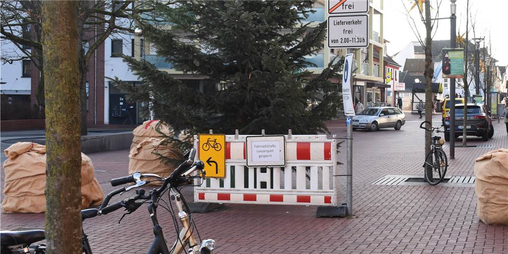 Radfahrer in der Fußgängerzone: Wer nicht absteigen will, muss zahlen Fahrradfahren ist während der Vorweihnachtszeit im Bereich Lange Straße / Münsterstraße in der Fußgängerzone verboten. Nicht jeder hält sich daran.