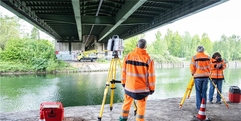 Die nächste Vollsperrung auf der A43 - es ist eindeutig das kleinere Übel Belastungstest an der beschädigten A43-Emschertalbrücke: Experten vermessen das Bauwerk. Für Pkw ist das Passieren der Brücke ungefährlich.