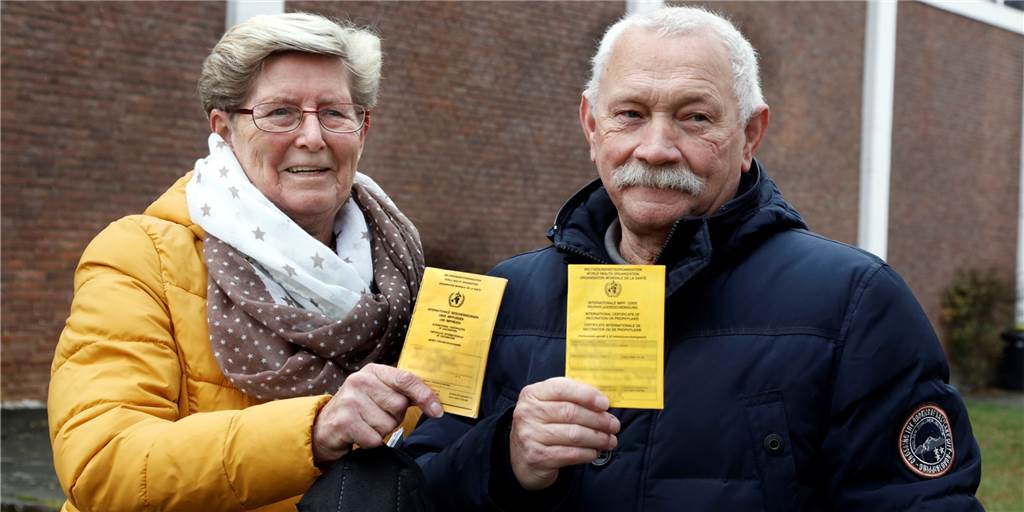Impfaktion in St. Laurentius ist gestartet - viel Lob von Geimpften Sie haben es geschafft: Maria und Bernd Berse haben sich ihre Booster-Impfung an St. Laurentius verabreichen lassen.