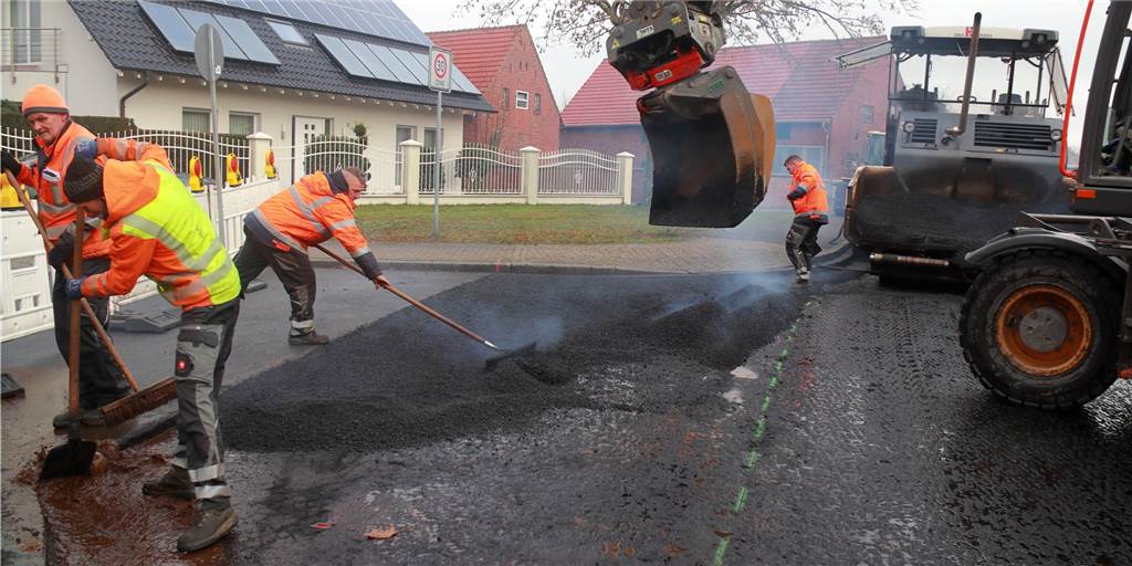Vollsperrung Brinkstraße in Heek: Arbeiten stehen vor dem Abschluss Die neue Asphaltschicht konnte wegen des Wetters erst in dieser Woche aufgebracht werden.