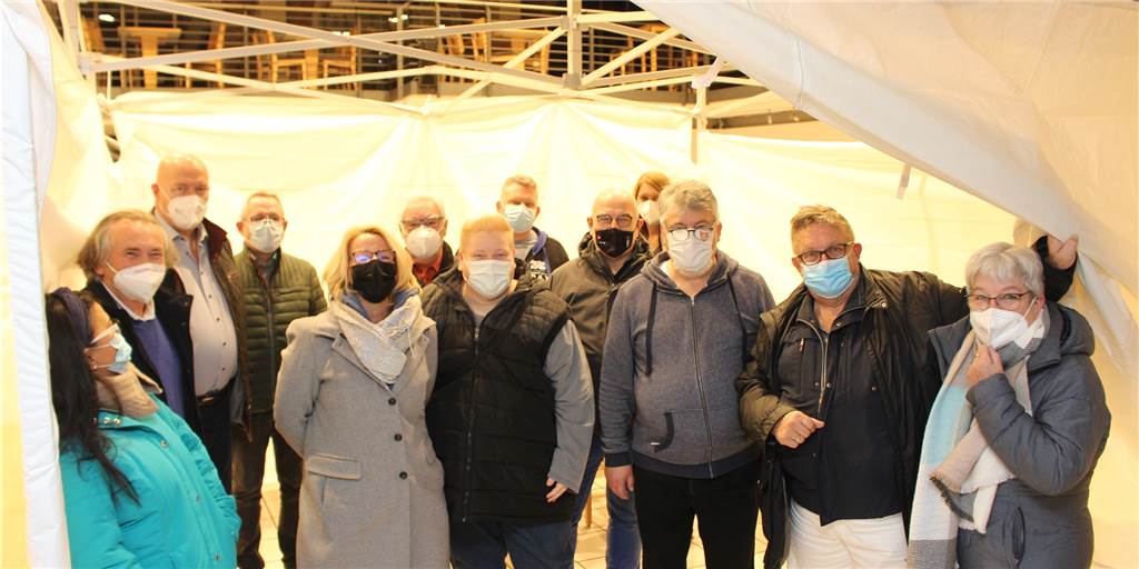 Impfaktion heute im Dortmunder Westen: Zum Piks gibt es Wurst und Sesamringe Kirsten Nahen (5.v.l.) mit den Partnern der Huckarder Impfaktion in einer der provisorischen Impfkabinen.