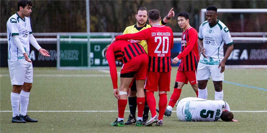 Beendet Kellerkind BV Brambauer seine Niederlagenserie ausgerechnet gegen den SSV Mühlhausen? Auf geht´s: Mühlhausens Mustafa Akdeniz (M.) und Julian Salwik (l.) sowie Christopher Simon (2.v.re.) laufen beim BV Brambauer.