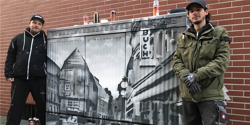 Sprayer verschönern Stromkästen mit alten Stadtansichten aus Dorsten Joshua Hildebrandt vor dem Drubbel-Graffito.