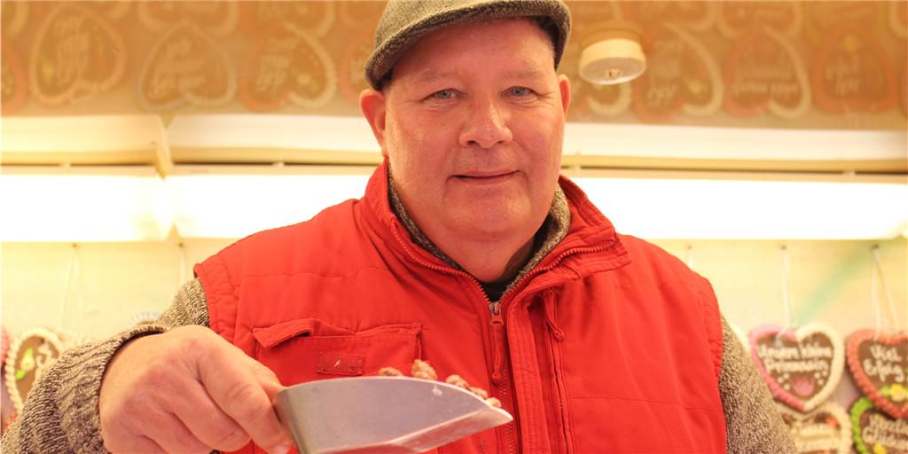 Mandel-Verkäufer Rüdiger Hornig: Weihnachtsmarkt bringt nicht genug ein Rüdiger Hornig verkauft trotz des Dortmunder Weihnachtsmarkt wieder gebrannte Mandeln in Ellinghausen.