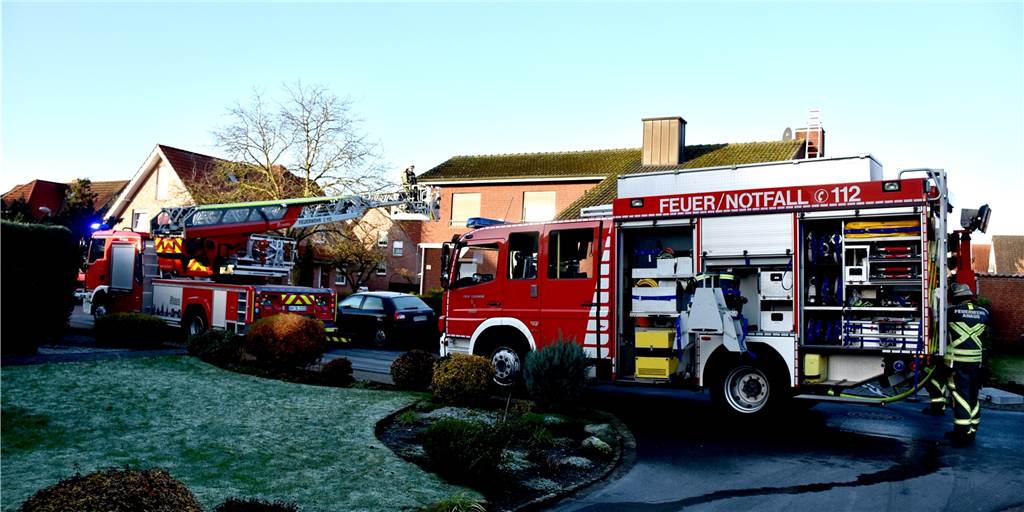 „Ohne Rauchmelder hätten meine Tochter und Enkelkind nicht überlebt!“ Der Feuerwehreinsatz am Mühlenweg ist am Donnerstagmorgen glimpflich abgelaufen. Der Vater hatte die 24-jährige Bewohnerin mit ihrem Säugling durch das Schlafzimmerfenster gerettet. Wie Katja Stroinski, die Mutter der jungen Frau, erklärte, ist das wohl nur dem Rauchmelder in der Wohnung zu verdanken.