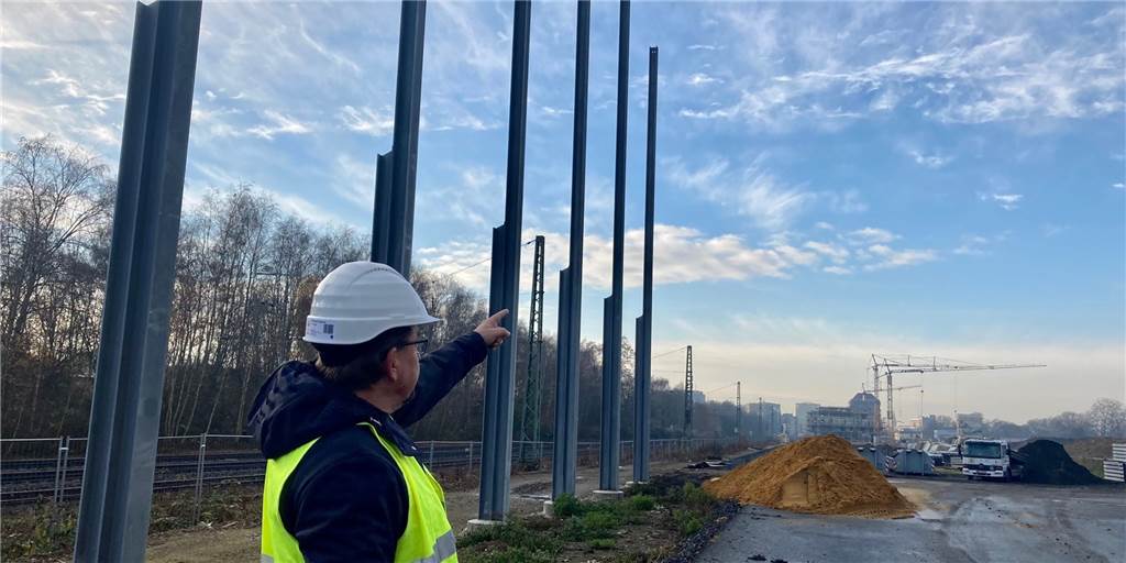 Lärmschutz für neues Wohngebiet: Hier entsteht Dortmunds größte Wand Hier wächst die Dortmunder Mauer - Betabau-Geschäftsführer Dirk Salewski erklärt den Bau der Lärmschutzwand auf dem Gelände des alten Südbahnhofs.