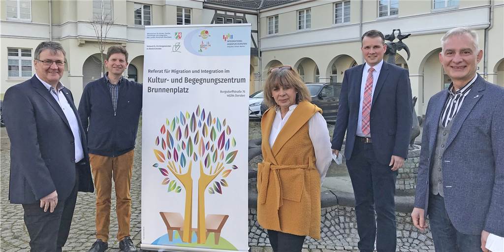 Uwe Goemann, Geschäftsführer der Vivawest Stiftung, Pfarrer Dr. Andreas Deppermann, 1. Vorsitzender des Verbands Ev. Kirchengemeinden im Bereich Dorsten, Ute Maria Schlebusch, Integrationsagentur, Dorstens Bürgermeister Tobias Stockhoff und Volkhard Graf, Geschäftsführer des Verbands Ev. Kirchengemeinden im Bereich Dorsten (von links).
