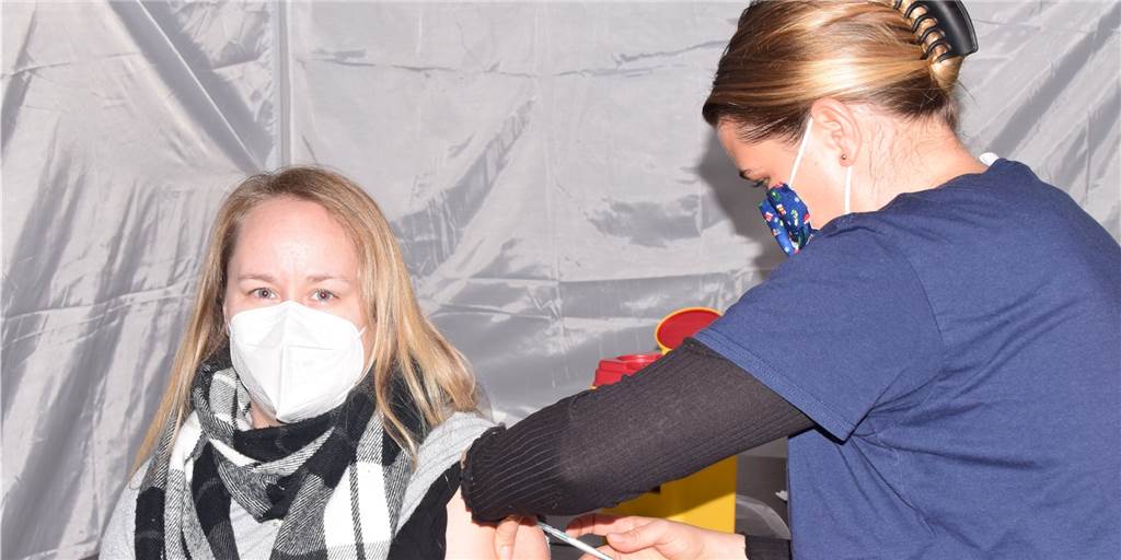Halterner Gildehaus wurde zum Impfzentrum - 173 Personen nutzten Angebot Sarah Balke impft eine Patientin.