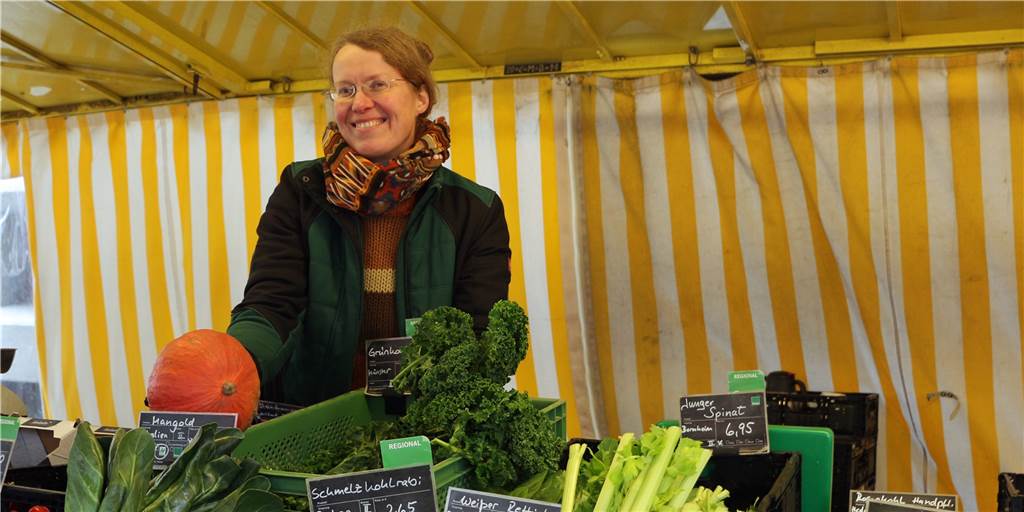 Nun ging es schnell: Wochenmarkt hat jetzt einen Spezialisten in Sachen Bio Seit einem Monat ist Biogemüse Janssen auf dem Ahauser Wochenmarkt zu Gast. Martina Abel und Team freuen sich über eine gute Resonanz zu Beginn.