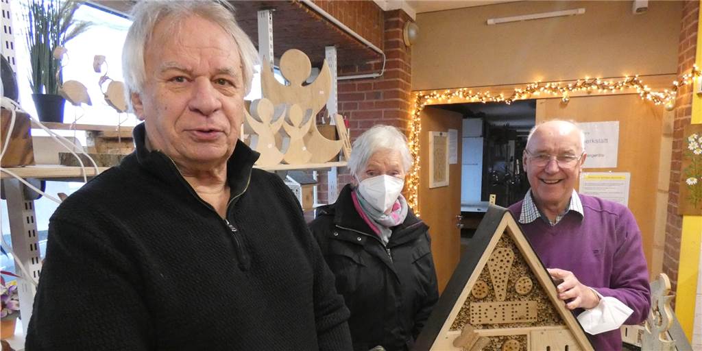 Mit „Hand und Herz“ bei der Sache: Alternative zum Adventsmarkt kommt an Marlies Terpelle suchte sich bei der Ausstellung des Vereins „Mit Hand und Herz“ ein Insektenhotel für ihren Garten aus.