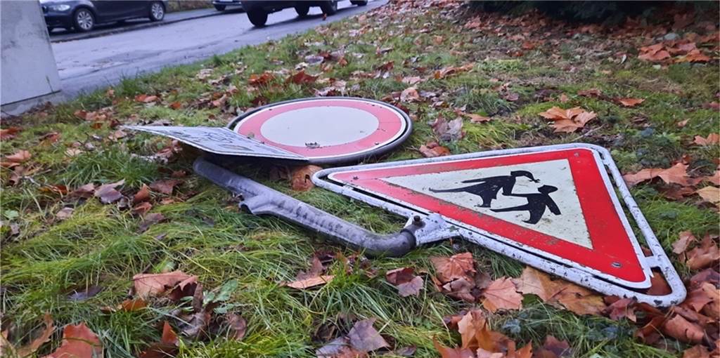 Gefährliches Schild: Abgebrochene Verkehrsschilder werfen Fragen auf Tagelang lagen die beiden abgebrochenen Straßenschilder auf der Wiese. Die Anwohner sind irritiert.
