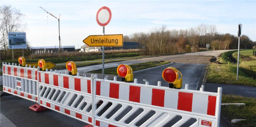 Baustelle L810 in der Winterpause - Straße bleibt über Monate gesperrt Die L810 Richtung Lüdinghausen bleibt noch über Monate ab Kreisverkehr in Höhe Gewerbegebiet gesperrt. Die Baustelle ist in die Winterpause gegangen.