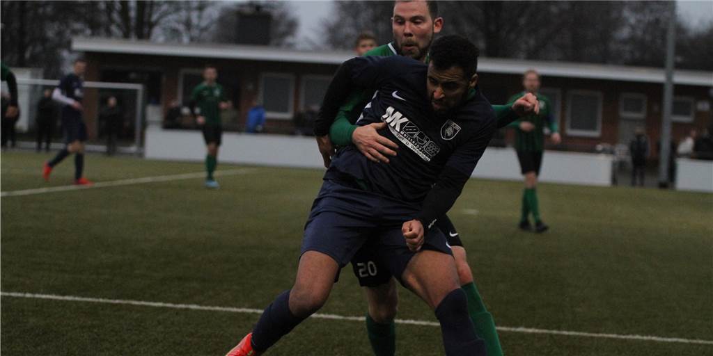 Dramatik bis zum Ende: Nachspielzeit entscheidet Derby zwischen PSV Bork und GS Cappenberg II Sanmi Ojo (vorne) und der PSV Bork spielten im Derby gegen GS Cappenberg II und Yannick Harhoff (hinten).