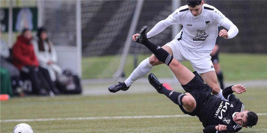 FC Nordkirchen macht es fast zweistellig gegen SG Castrop-Rauxel, holt aber die Herbstmeisterschaft Nicht nur in dieser Szene war der FC Nordkirchen mit Florian Siemerling der SG Castrop-Rauxel überlegen.