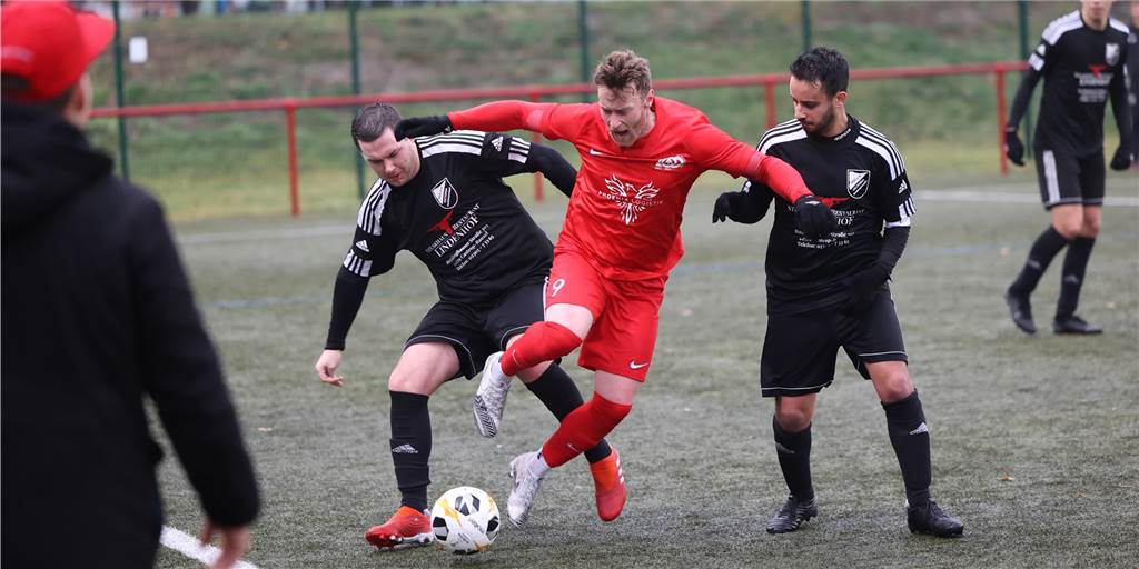 Aufstellungen, Torschützen, Platzverweise: So haben Castrop-Rauxels Fußballteams gespielt Hoch her ging es im Kreisliga-A-Derby zwischen der SG Victoria/SF (schwarze Trikots, links mit Lukas Schemann) und Arminia Ickern (am Ball Kevin Tann). Am Ende siegte die SG mit 4:2.