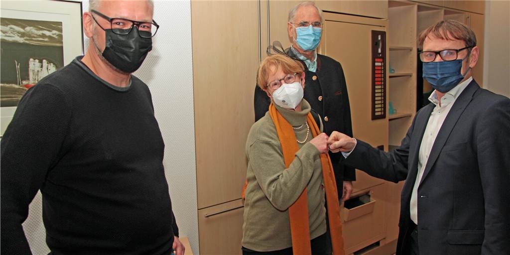 Klares Votum: Geplantes Industriegebiet Nordlippestraße ist vom Tisch Bürgermeister Lothar Christ (r.) gratuliert den Gegnern des Industriegebietes zum Wahlsieg: v. l. Axel Kersting, Gabi Peisker und Dr. Peter Böhm.