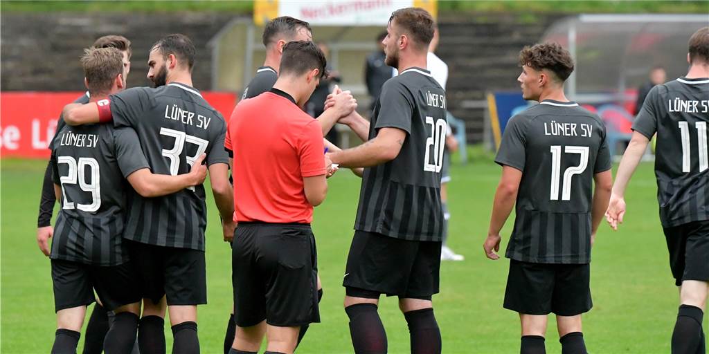 Sascha Ambacher wird Sportlicher Leiter beim Lüner SV: „Die Oberliga ist unser Anspruch“ Die Spieler des Lüner SV um Daniel Mikuljanac (Nr. 33) bekommen einen neuen Sportlichen Leiter.