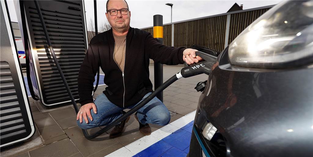 Wie im Weltraumbahnhof: Die Zukunft beginnt im Schnellladepark am Kamener Kreuz Peter Stelzmann (55) aus Hagen ist einer der ersten Autofahrer, die in Europas größtem Schnellladepark elektrisch auftanken. Der Hagener, der für die Dorstener Firma „Stiftsquelle“ unterwegs ist, freut sich über die hohe Auflade-Geschwindigkeit.