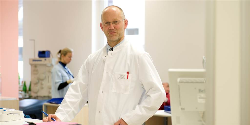 Dortmunder Mediziner: So viele Corona-Antikörper bieten guten Schutz Dr. Uwe Cassens, Leiter des Institutes für Transfusionsmedizin am Klinikum Dortmund, spricht über die Konzentration von Corona-Antikörpern im Blut.