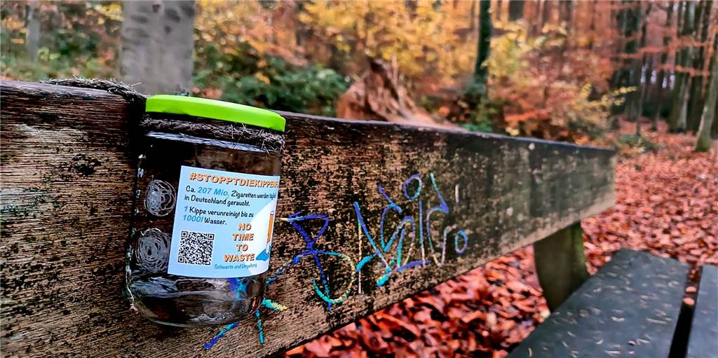 Tolle Umwelt-Idee: Wer hat die Kippengläser im Schwerter Wald aufgehängt? Damit Zigarettenstummel nicht einfach auf den Boden fallen gelassen werden, hat irgendjemand an Ruhebänken im Schwerter Wald Sammelgläser aufgehängt.