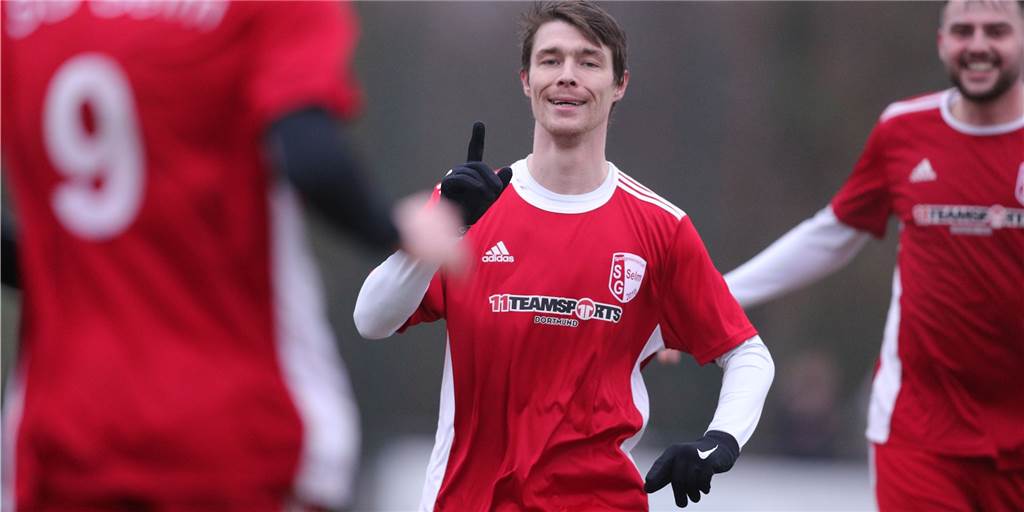 Torjägerkanone: FC Nordkirchen mit drei Spielern in den Top 5 – Olfens Superstürmer pirscht sich ran Andre Zolda (M.) traf am Wochenende für die SG Selm.