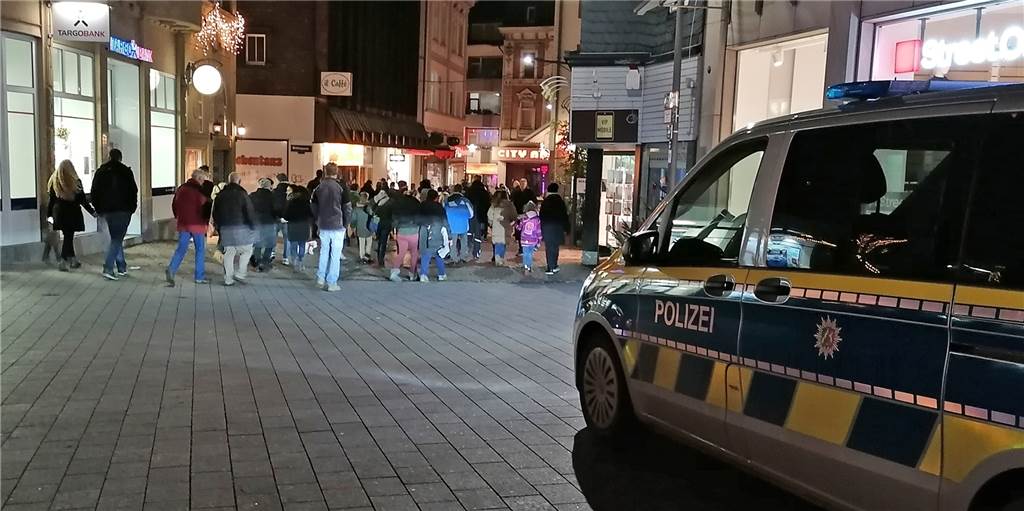 Corona-Querdenker unterwegs in der Castroper Altstadt Unter den Augen der Polizei war am Montagabend eine größere Gruppe "Spaziergänger" in der Castroper Altstadt unterwegs.