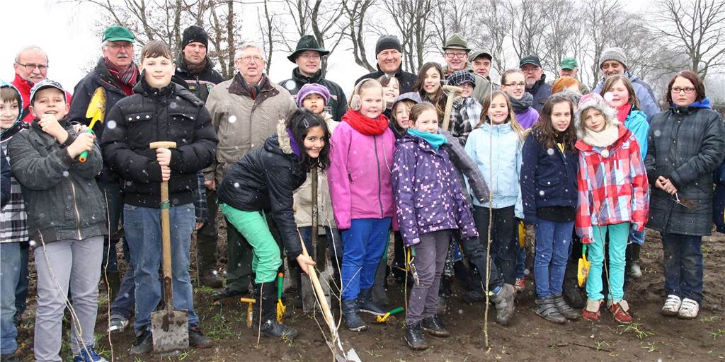 Waldpädagogisches Zentrum blickt auf ein bewegtes Jahr zurück Ursprünglich hätten die Schüler im vergangenen Jahr die Aufforstung des „Jahrgangswaldes" abschließen sollen. Aufgrund von Corona haben Ehrenamtliche diese Aufgabe übernommen.