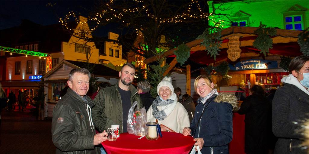 Tolle Resonanz auf Halterner Nikolausmarkt: Glücklich mit 2G-Regelung Eindrücke vom Halterner Nikolausmarkt 2021 auf dem Marktplatz vor dem Alten Rathaus.