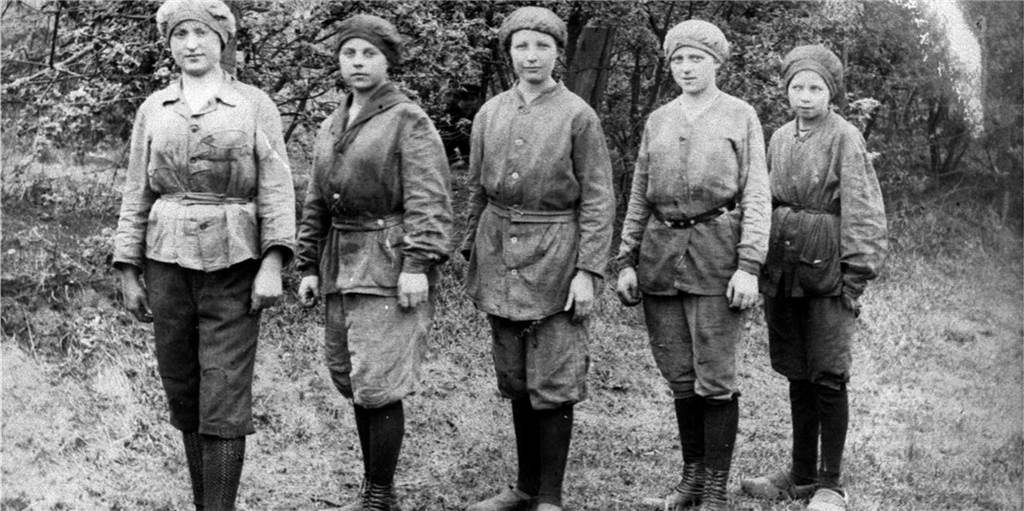 Verein hat Foto-Raritäten aus der Evinger Geschichte gefunden Dieses Foto entstand um das Jahr 1915 herum und zeigt Bergeklauberinnen auf der Schachtanlage