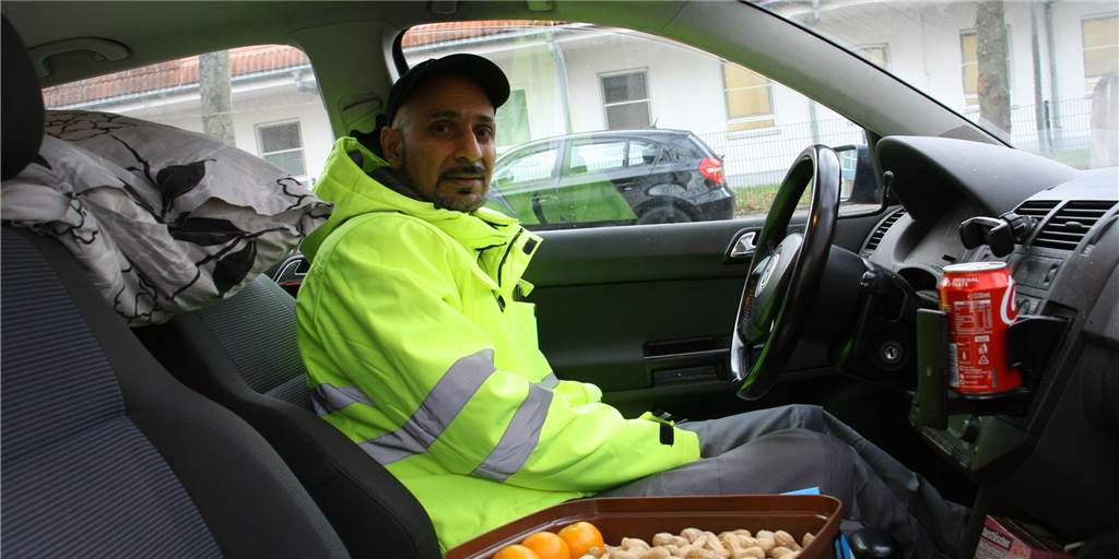 Wie es dazu kam, dass der obdachlose Herr Ahmed Weihnachten im Auto erlebt Rukhsar Ahmed sitzt an der Dr.-Loewenstein-Straße in Herten-Süd in seinem VW Polo, hinter ihm seine Bettwäsche, neben ihm eine Schale mit Erdnüssen und Mandarinen: „Das ist meine Weihnachtsstimmung.“