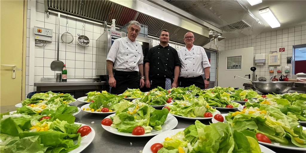 Bad-Café bietet jetzt auch Catering für Privat- und Geschäftskunden an Es ist angerichtet: Die beiden Küchenchefs Rolf Bücker (l.) und Wolfgang Hörbelt (r.) mit ihrem Auszubildenen Maurice Rinne.
