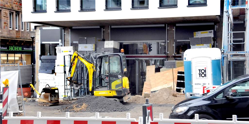Versorgungsleitungen angeschlossen: Wann eröffnet das Café Extrablatt? Beim Blick durch den geöffneten Bauzaun gegenüber der C&A-Filiale lässt sich schon davon träumen, wo man im Café Extrablatt sitzen wird.
