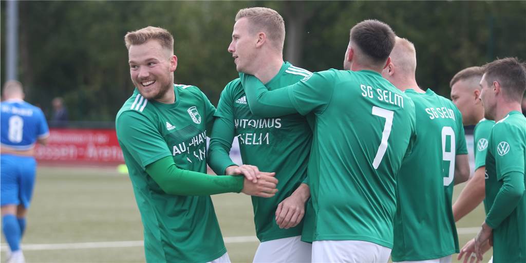 SuS Olfen, FC Nordkirchen und jetzt bei der SG Selm: Leistungsträger will zurück in die Bezirksliga Ein Mitspieler von Sebastian Rast (l.) und Tobias Lütjann (2.v.l) gehört bei der SG Selm zurzeit zu den Besten – und überzeugt mit einer besonderen 100-Prozent-Quote.