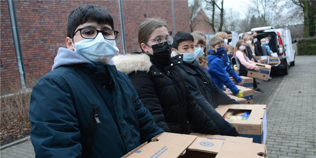 Für Bedürftige: Schüler machen Weihnachtsgeschenke schon vor der Bescherung Anstehen für die gute Sache: Am Dienstagmorgen haben die Schüler der Paulus-van-Husen-Schule ihre gesammelten Spenden an die Tafel übergeben.