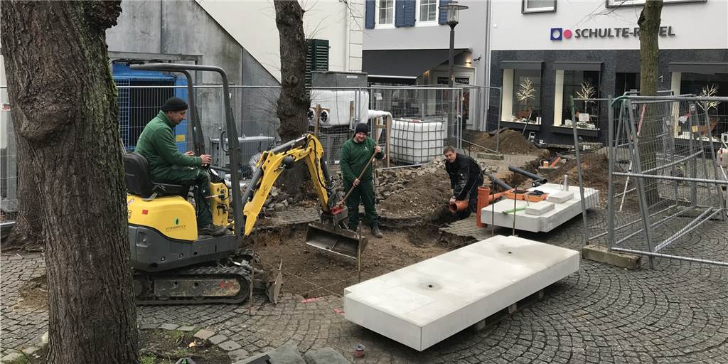Pflaster aufgerissen, Graben gelegt: Bauarbeiten am Kirchplatz Dorsten Die Bauarbeiten für den neuen Tisa-Brunnen haben begonnen.