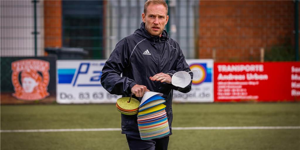 Ex-Germania Coach Dennis Rensmann hat einen neuen Klub - als Spieler Ex-Germania Coach Dennis Rensmann hat einen neuen Klub - als Spieler