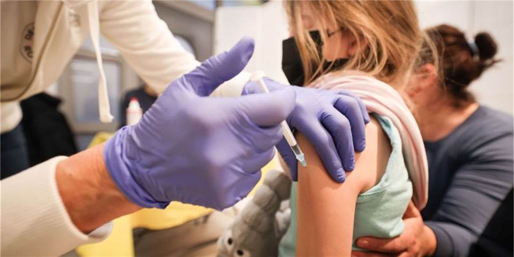 Warten oder nicht? Das sagen Experten zur Kinder-Impfung Ein neunjähriges Mädchen bekommt in Begleitung seiner Mutter den Impfstoff von Biontech/Pfizer verabreicht.