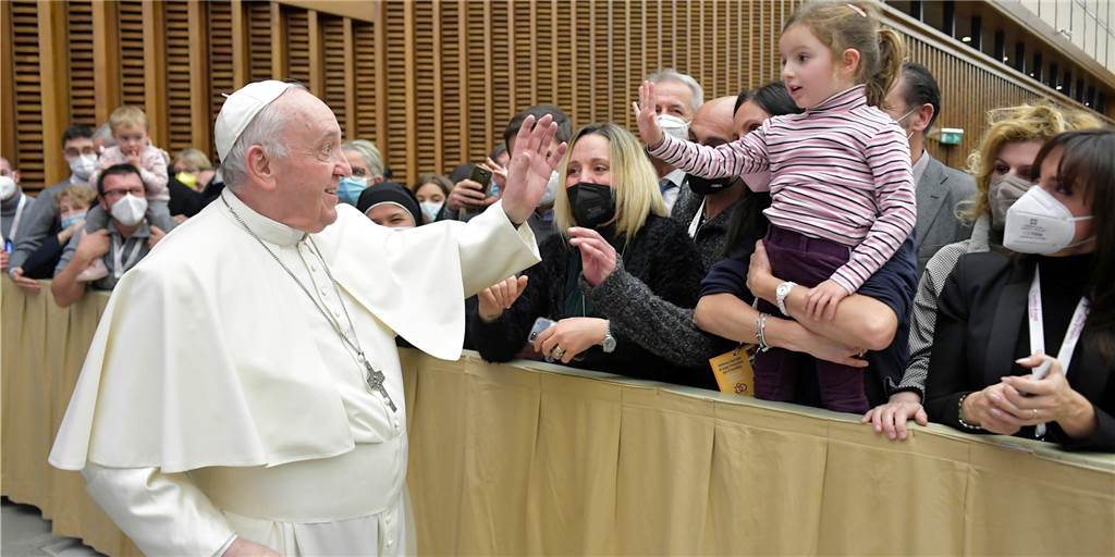 Post vom Papst: Franziskus betet jetzt für einen Castrop-Rauxeler Papst Franziskus bei einer Audienz im Vatikan am 13.12. In dieser Halle versammeln sich Tausende von Gläubigen.