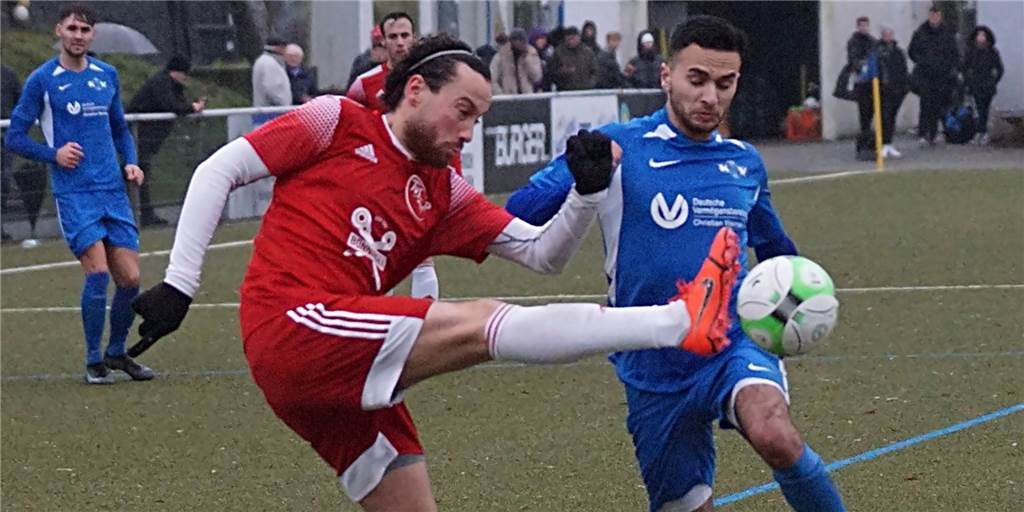 Königsborns „Co“ im Video: „Wir haben ein, zwei Spiele blöd hergeschenkt“ Hassan Boulakhrif (re.) und der Königsborner SV setzten sich am Sonntag mit 1:0 gegen den TuS Hannibal und Soufian Abaraghoin durch.