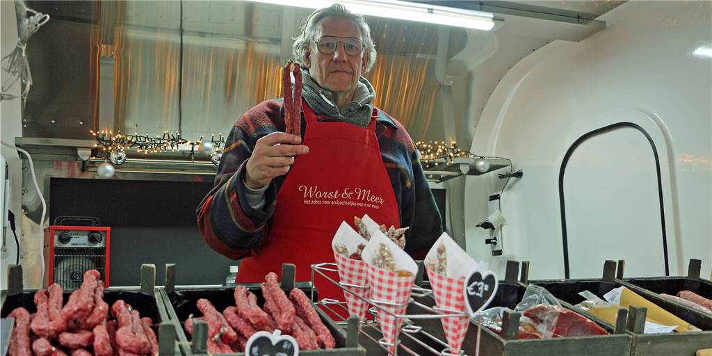 Schmuggelwurst vom Niederländer im kleinen roten Wagen auf dem Markt Addy de Jong präsentiert seine Schmuggelwurst, eine der Spezialitäten, die er nun auch auf dem Wochenmarkt in Ahaus anbietet.