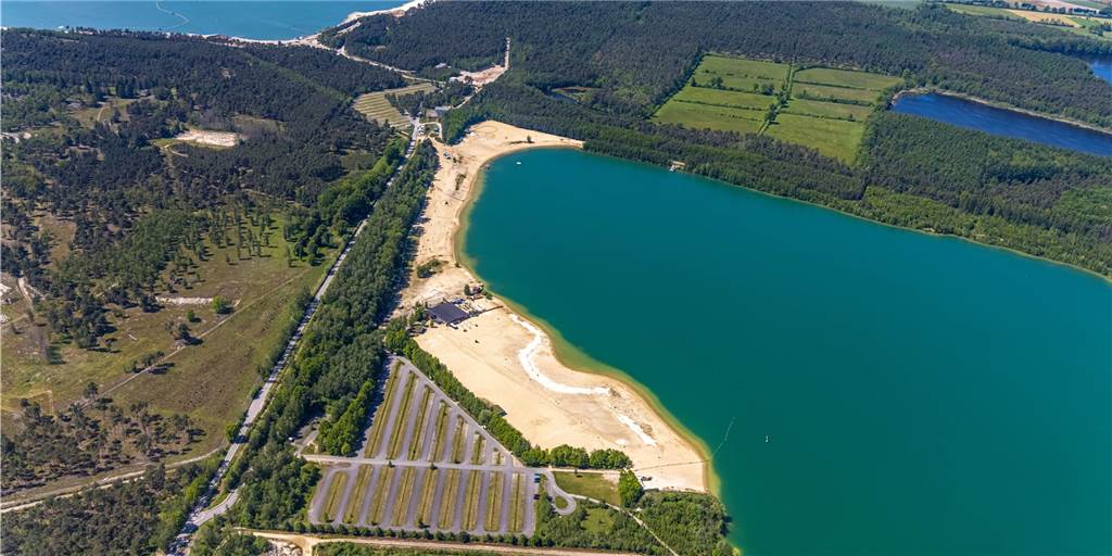 Sandabbau in Sythen: Rodungen am Silbersee haben begonnen Das Luftbild zeigt im Vordergrund den als Badesee genutzten Silbersee II. Dahinter (oben links) befindet sich der Silbersee I, der nach rechts in Richtung Dülmen gewaltig wachsen wird.