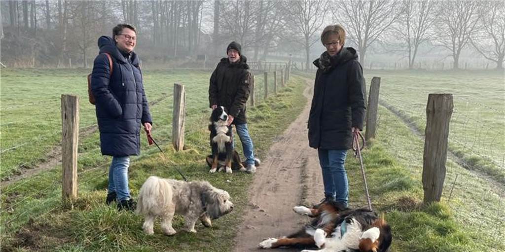 Stadtlohner Hunde erhalten einen Auslaufplatz – zu einem stolzen Preis Tina Tenbrink mit Fiete (l.), hier mit Udo und Tanja Schmiing und deren Berner Sennenhunden, freut sich auf die neue Hundeauslaufwiese in Wenningfeld.