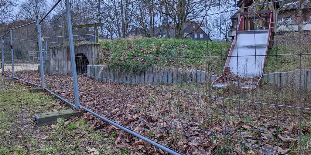 Hardter Spielplatz muss noch länger auf Spielgeräte warten Nicht sonderlich einladend präsentiert sich seit langer Zeit der Spielplatz Marderweg. Das soll sich jedoch bald ändern.