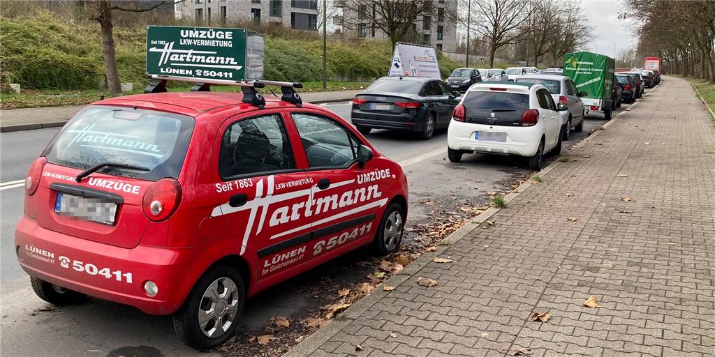 Dürfen die das? Werbefahrzeuge blockieren Parkplätze in Lünen Anhänger und Werbefahrzeuge blockieren immer wieder Parkplätze an der Konrad-Adenauer-Straße in Lünen.
