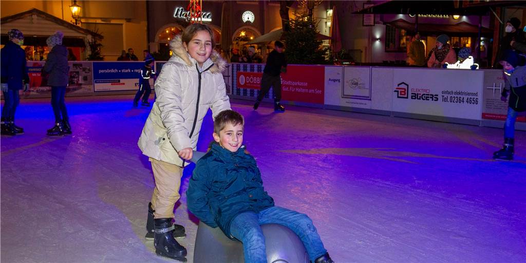 Die Schlittschuhbahn in Haltern ist sehr gut angenommen worden.