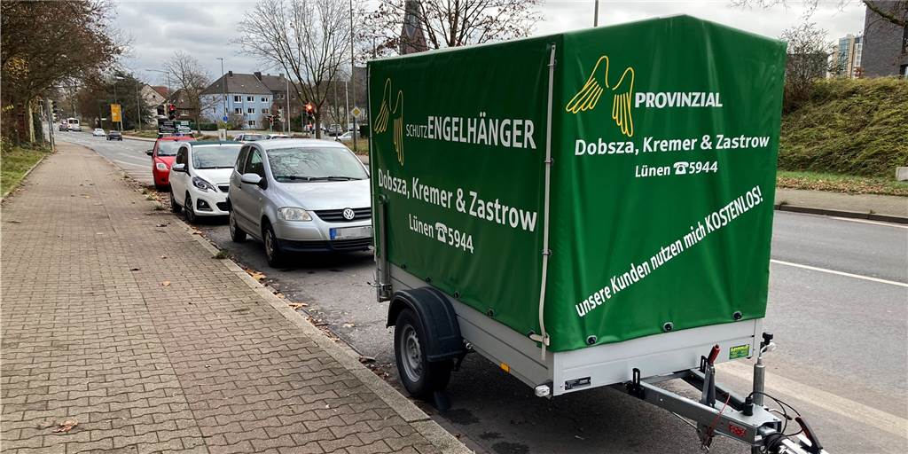 Liebe Stadtverwaltung: Stoppt die Guerrilla-Werbung am Straßenrand An der Konrad-Adenauer-Straße stehen oft Werbefahrzeuge.